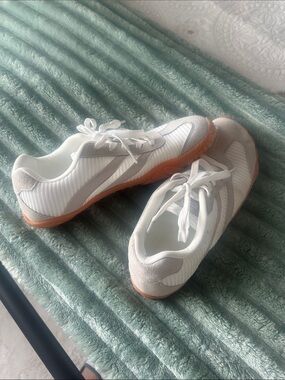 White Casual Lace-Up Sneakers with Gum Sole